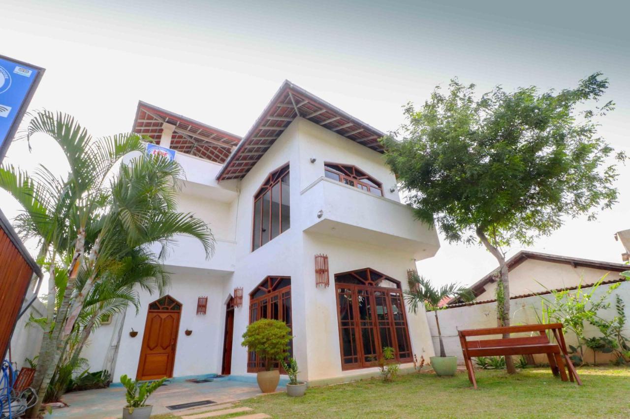 Like Mike Tourist Guest House & Restaurant Negombo Exterior foto