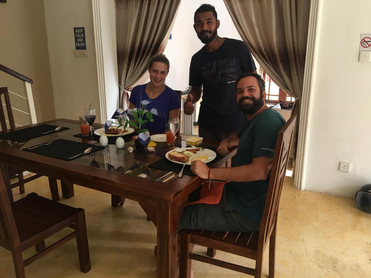 Like Mike Tourist Guest House & Restaurant Negombo Exterior foto