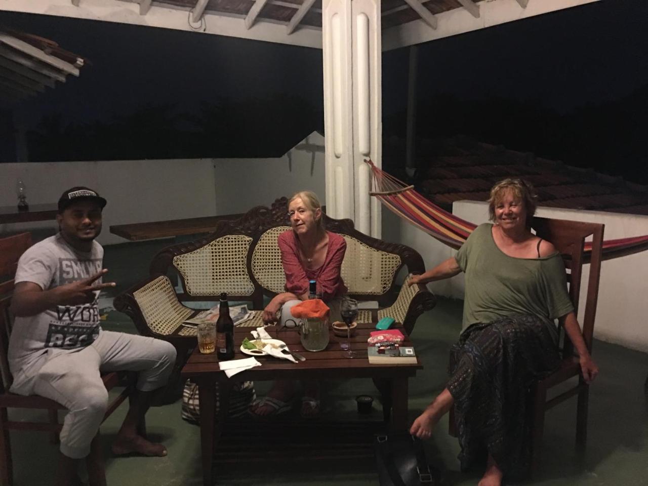 Like Mike Tourist Guest House & Restaurant Negombo Exterior foto