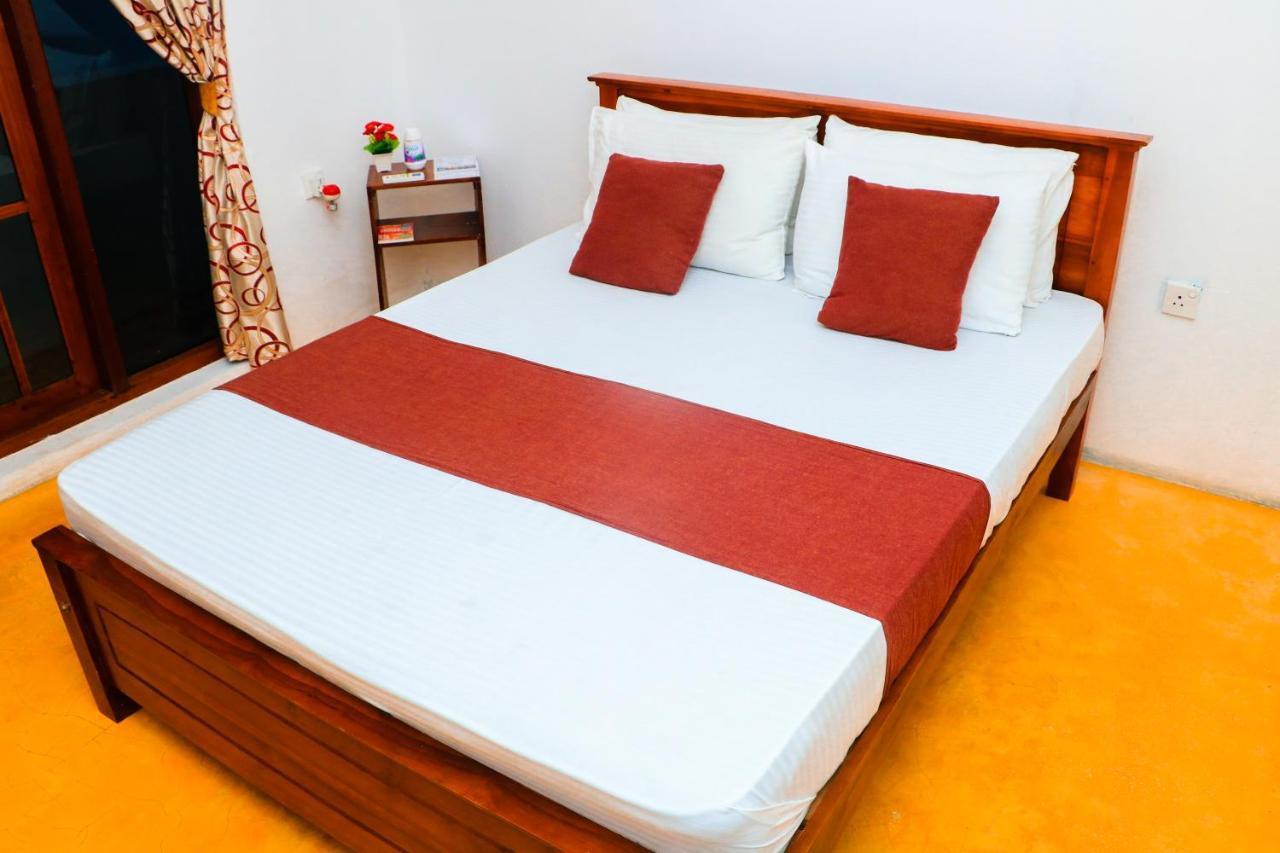 Like Mike Tourist Guest House & Restaurant Negombo Exterior foto