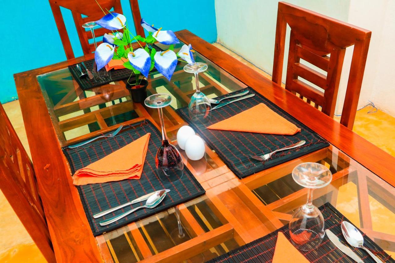 Like Mike Tourist Guest House & Restaurant Negombo Exterior foto